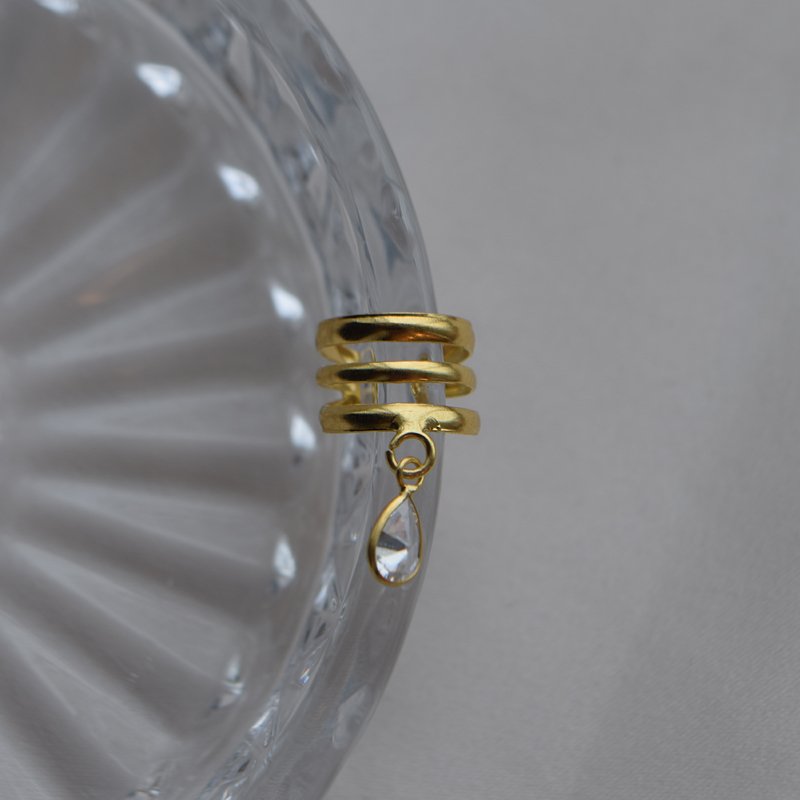 "Sena" earcuff med dr�peformet zirkonia i 18k gullbelagt