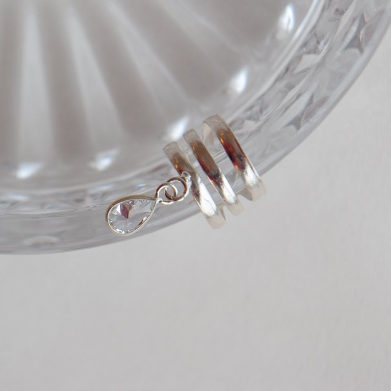 "Sena" earcuff med dr�peformet zirkonia i s�lv