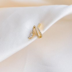 "Snakey" earcuff i 18k forgylt sterlings�lv med zirkonia.