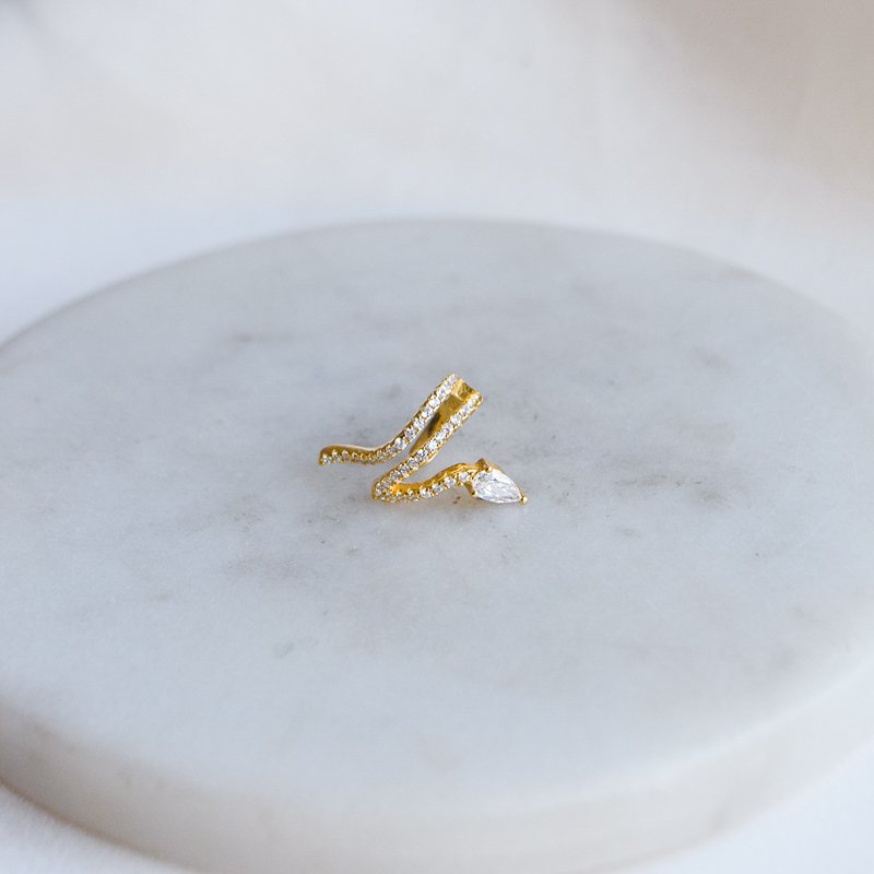 "Snakey" earcuff i 18k forgylt sterlings�lv med zirkonia.