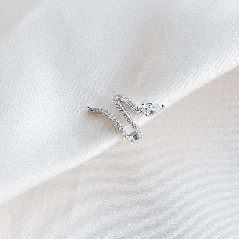 "Snakey" earcuff i sterlings�lv med zirkonia.