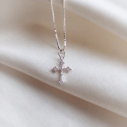Charm - s�lv kors med sten