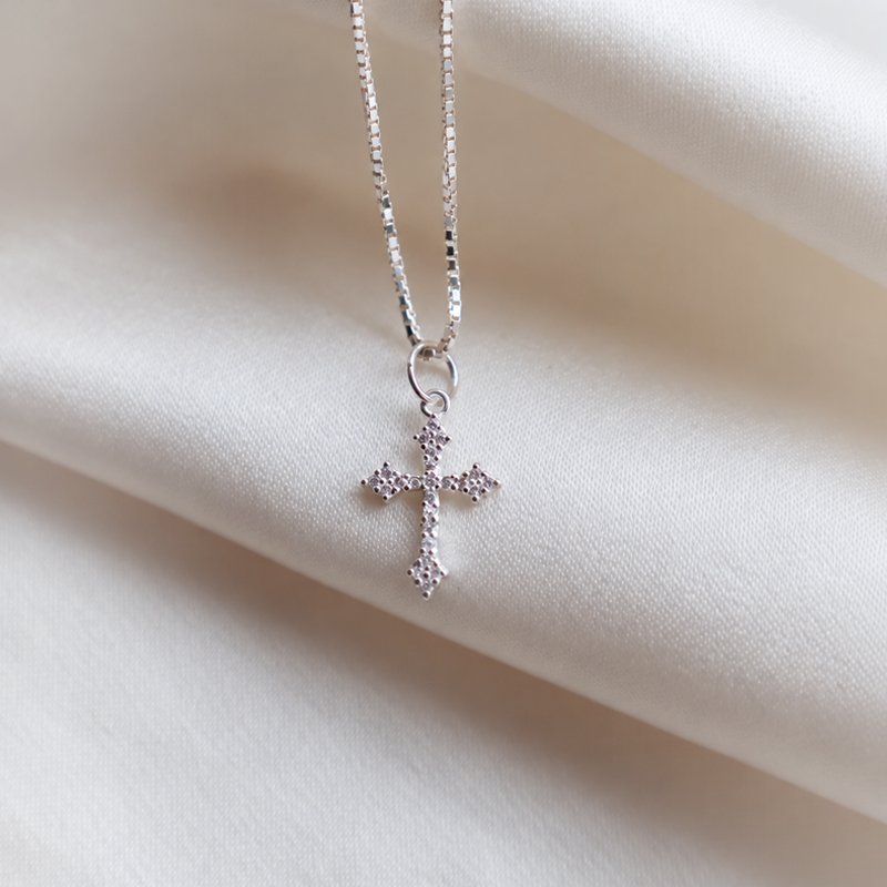Charm - s�lv kors med sten