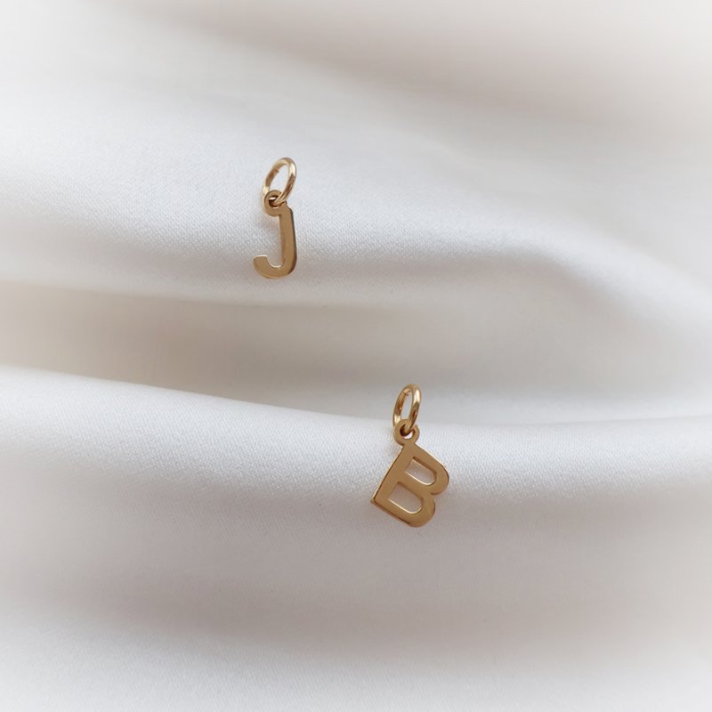 Liten 18 karat f�rgylld handgjord brev