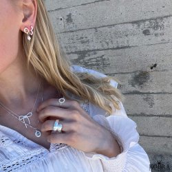 "Dazzling" slv halskde med sten og gravering