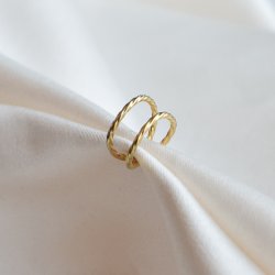 "Stevie" earcuff med to ringe i 18k forgyldt sterling s�lv