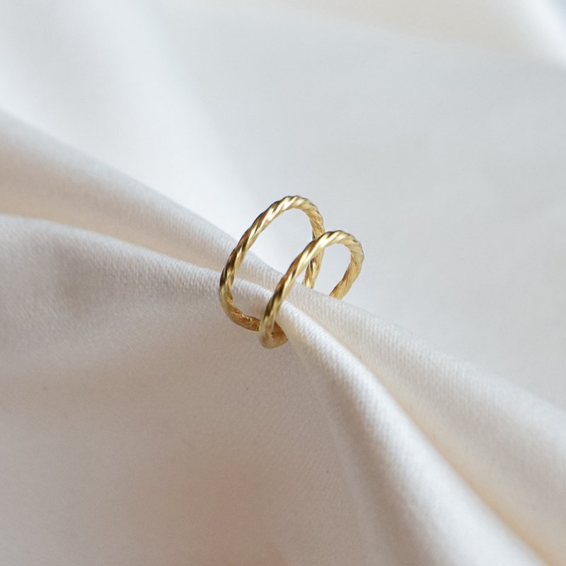 "Stevie" earcuff med to ringe i 18k forgyldt sterling s�lv