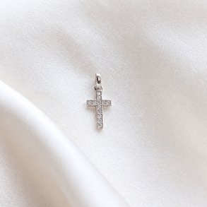 Charm - litet kors i sterlingsilver med vita stenar