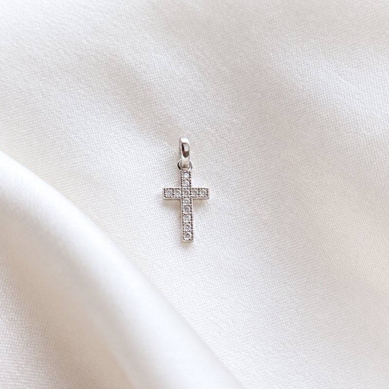 Charm - litet kors i sterlingsilver med vita stenar