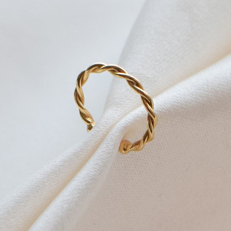 "Swirl" earcuff med snoet design i 18k forgyldt sterling s�lv