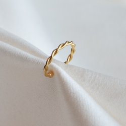 "Swirl" earcuff med snoet design i 18k forgyldt sterling s�lv