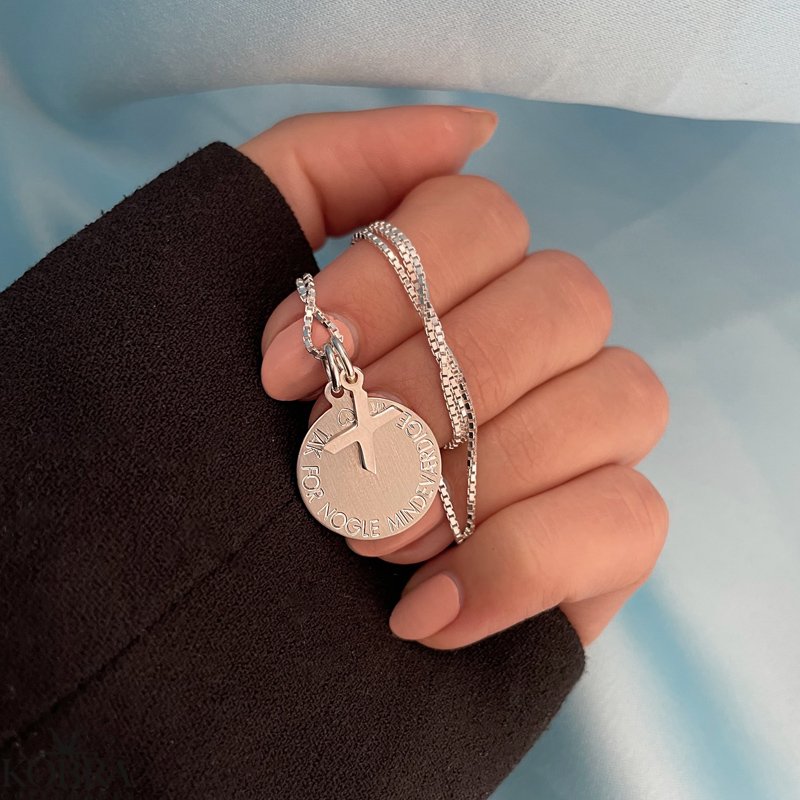 "Triumf" slv amulet halskde med din personlige gravering 