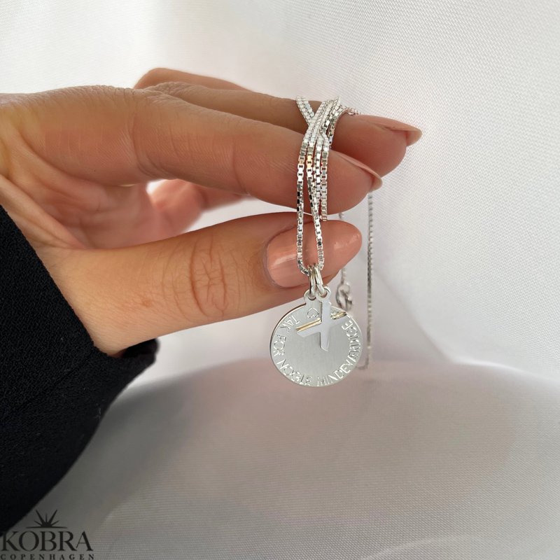 "Triumf" slv amulet halskde med din personlige gravering 