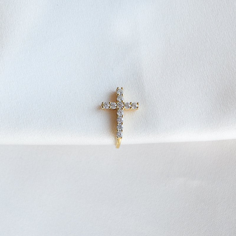 "Trudy" gold plated cross earcuff