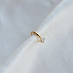 "Vegas" earcuff i 18k forgylt sterlings�lv med dr�peformet stein.