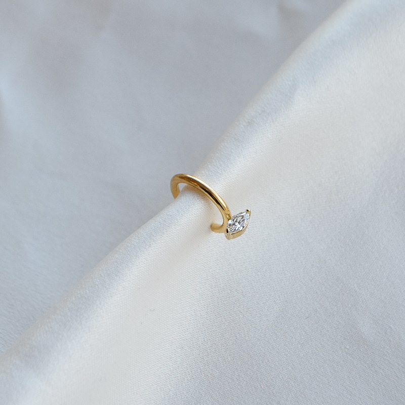 "Vegas" earcuff i 18k forgylt sterlings�lv med dr�peformet stein.