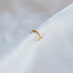 "Vegas" earcuff i 18k forgylt sterlings�lv med dr�peformet stein.