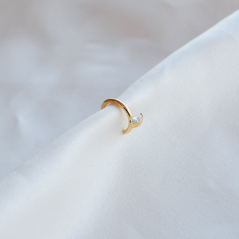 "Vegas" earcuff i 18k forgylt sterlings�lv med dr�peformet stein.