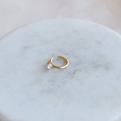 "Vegas" earcuff i 18k forgylt sterlings�lv med dr�peformet stein.