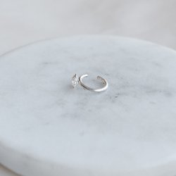 "Vegas" earcuff i sterlings�lv med dr�peformet stein.