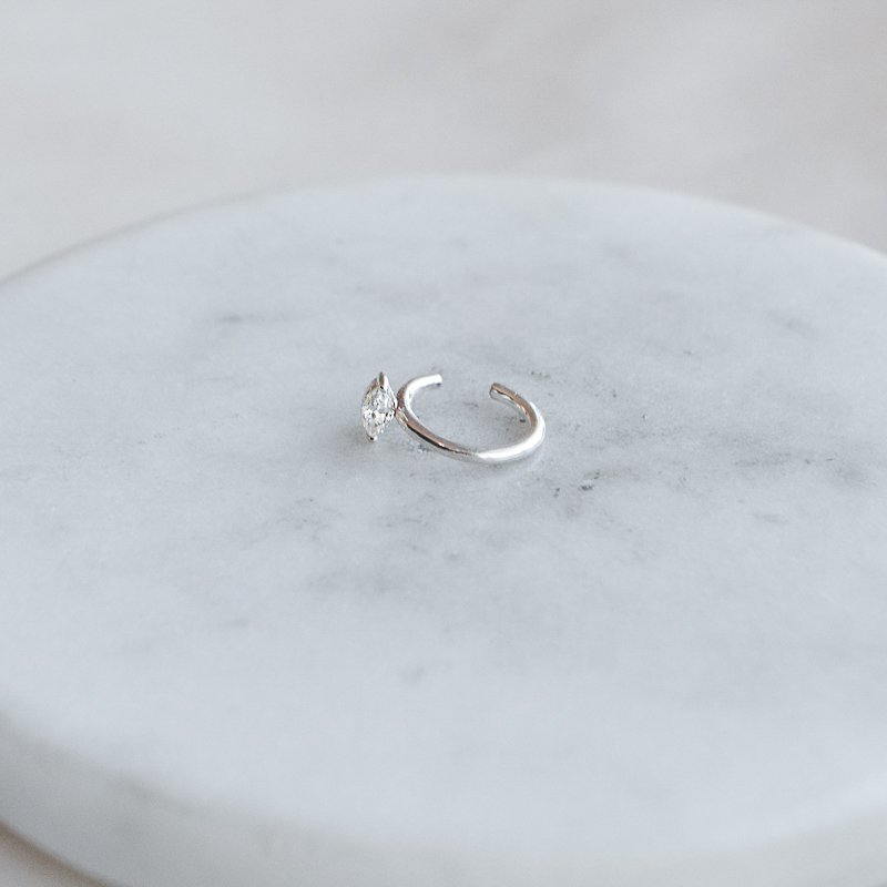 "Vegas" earcuff i sterlings�lv med dr�peformet stein.