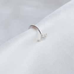 "Vegas" earcuff i sterlings�lv med dr�peformet stein.