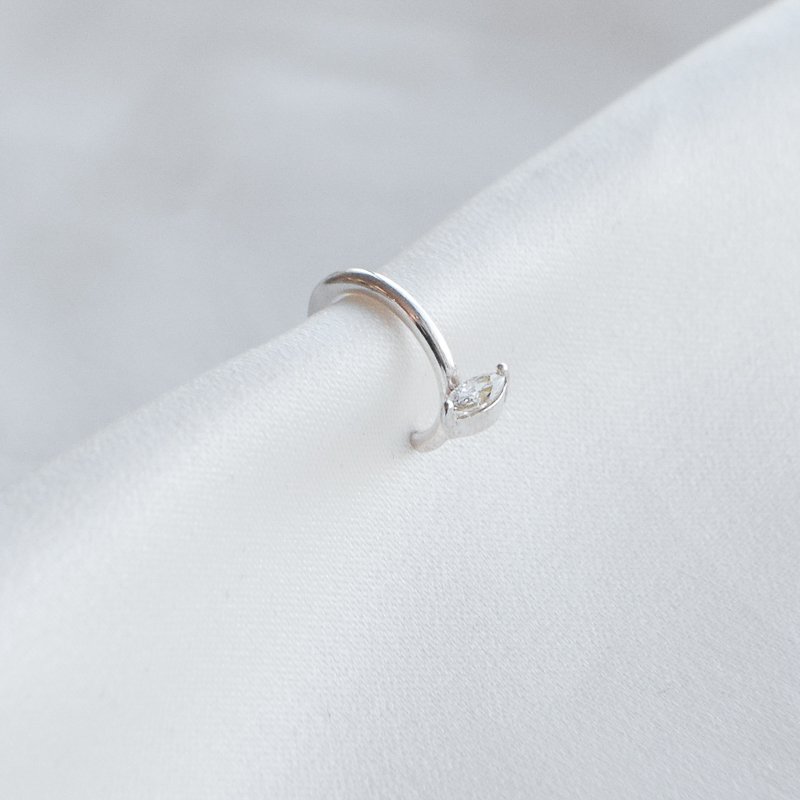 "Vegas" earcuff i sterlings�lv med dr�peformet stein.