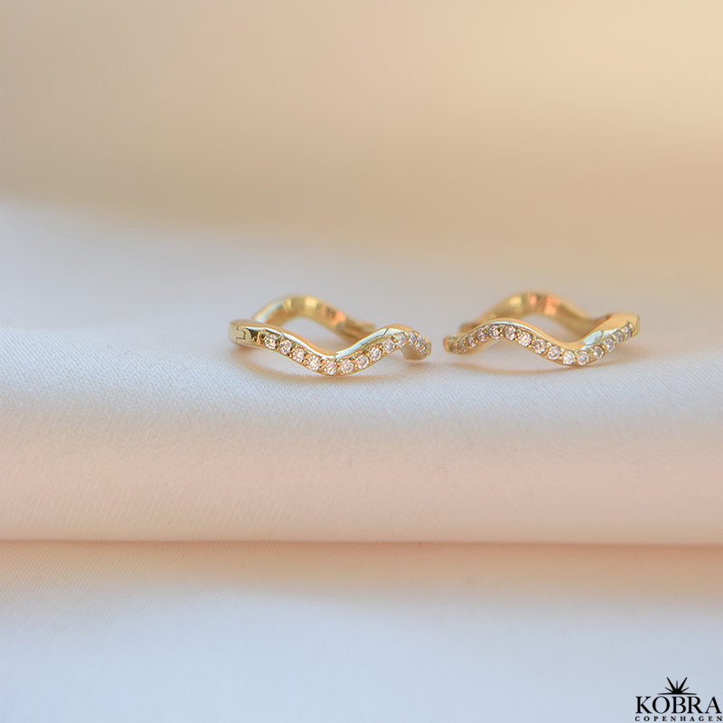 "Lake" Hoops in 18k gold-plated silver with wavy design