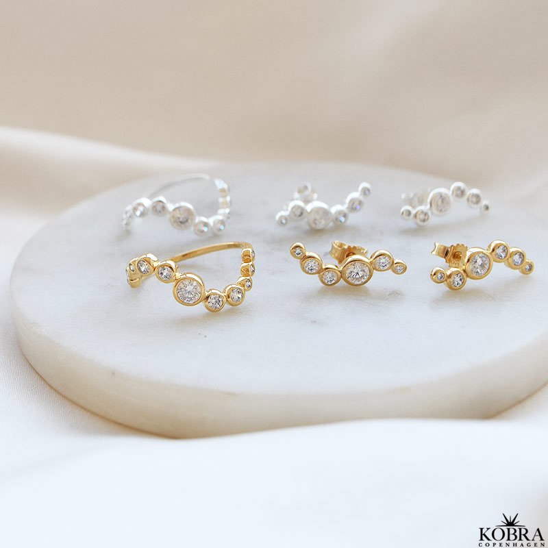 "Solenne" wavy ring with white stones in silver