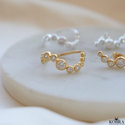 "Solenne" 18 karat forgyldt blget ring med hvide sten