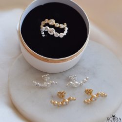 "Solenne" wavy guld reringe med sten