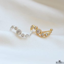 "Solenne" wavy ring with white stones in silver