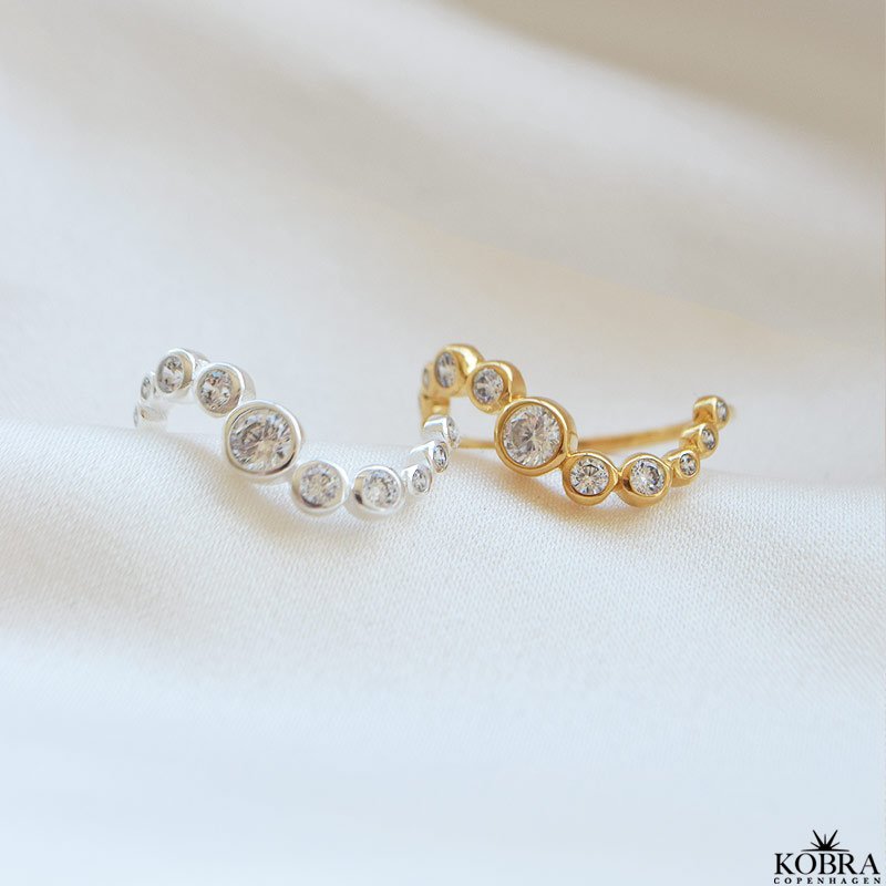 "Solenne" wavy ring with white stones in silver