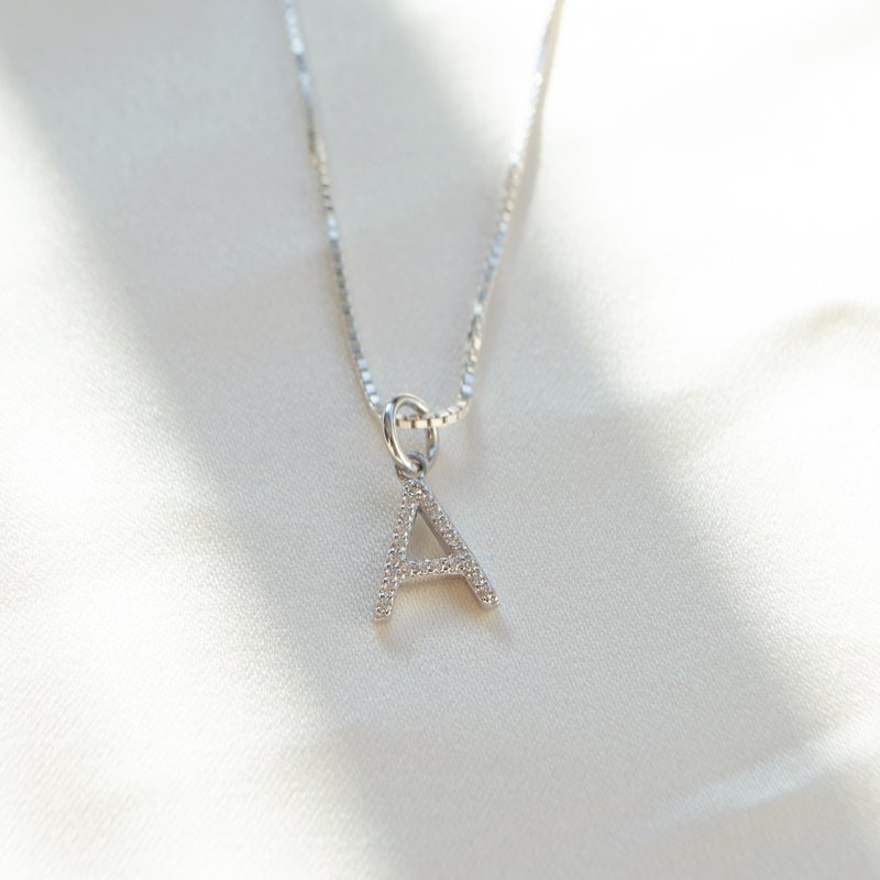 "Zoey" sterlings�lv bokstav med hvite steiner