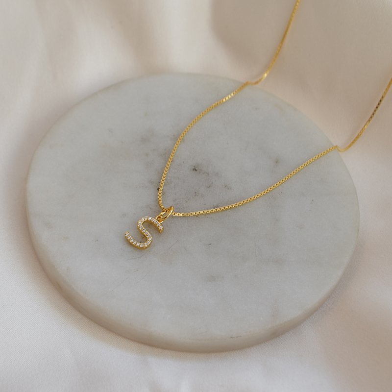 "Zoey" f�rgylld brev med vita stenar