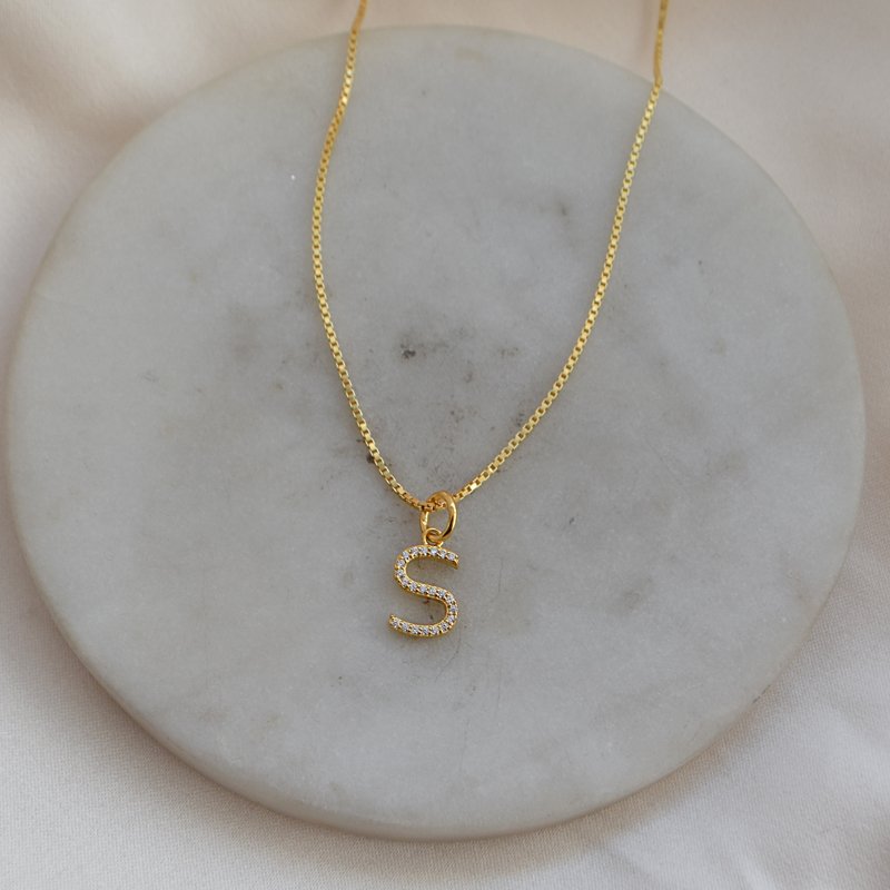 "Zoey" f�rgylld brev med vita stenar