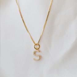 "Zoey" f�rgylld brev med vita stenar