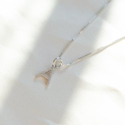 "Zoey" sterlings�lv bokstav med hvite steiner