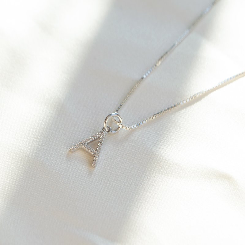 "Zoey" sterlings�lv bokstav med hvite steiner