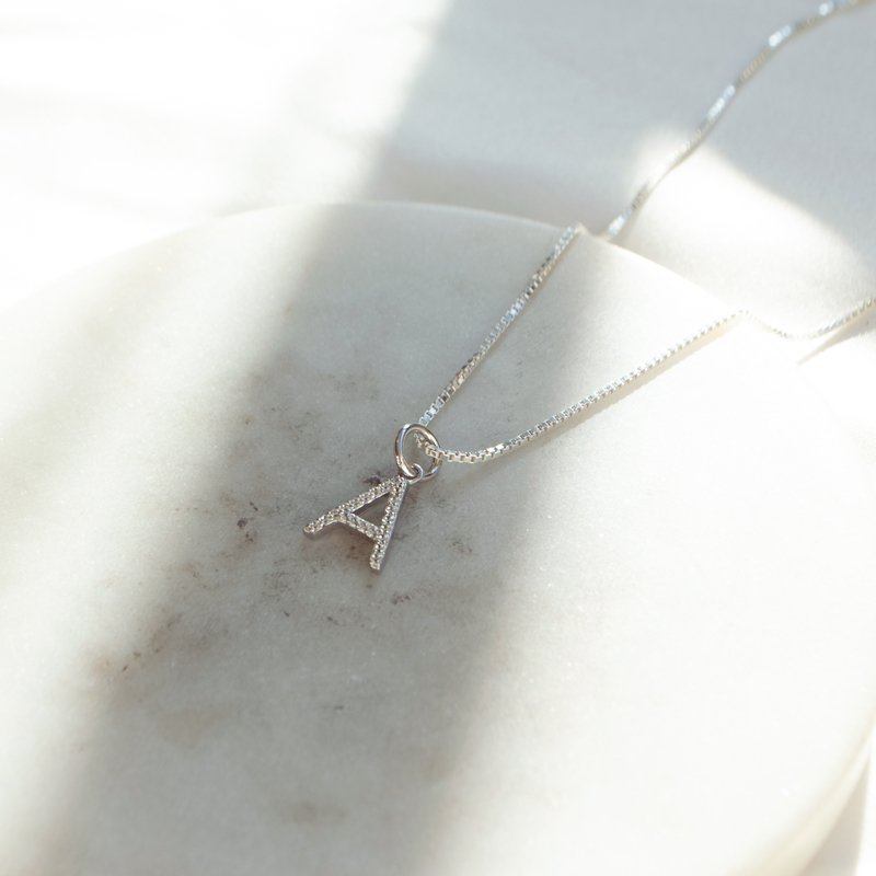 "Zoey" sterlings�lv bokstav med hvite steiner