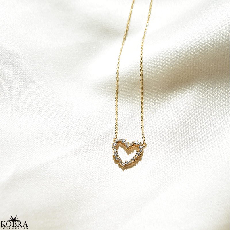 "Mikami" hjerte halskde i 18k forgyldt slv med zirkonia  justerbar lngde