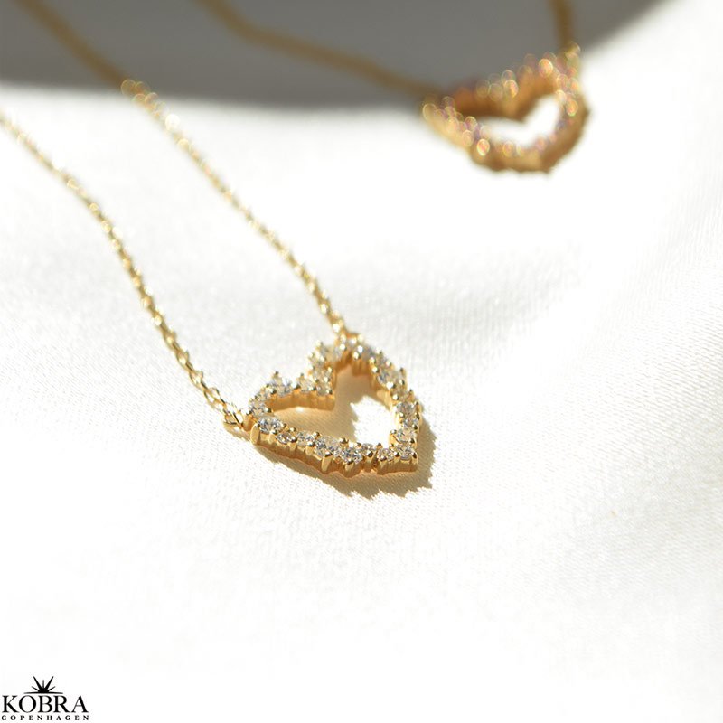 "Mikami" hjerte halskde i 18k forgyldt slv med zirkonia  justerbar lngde