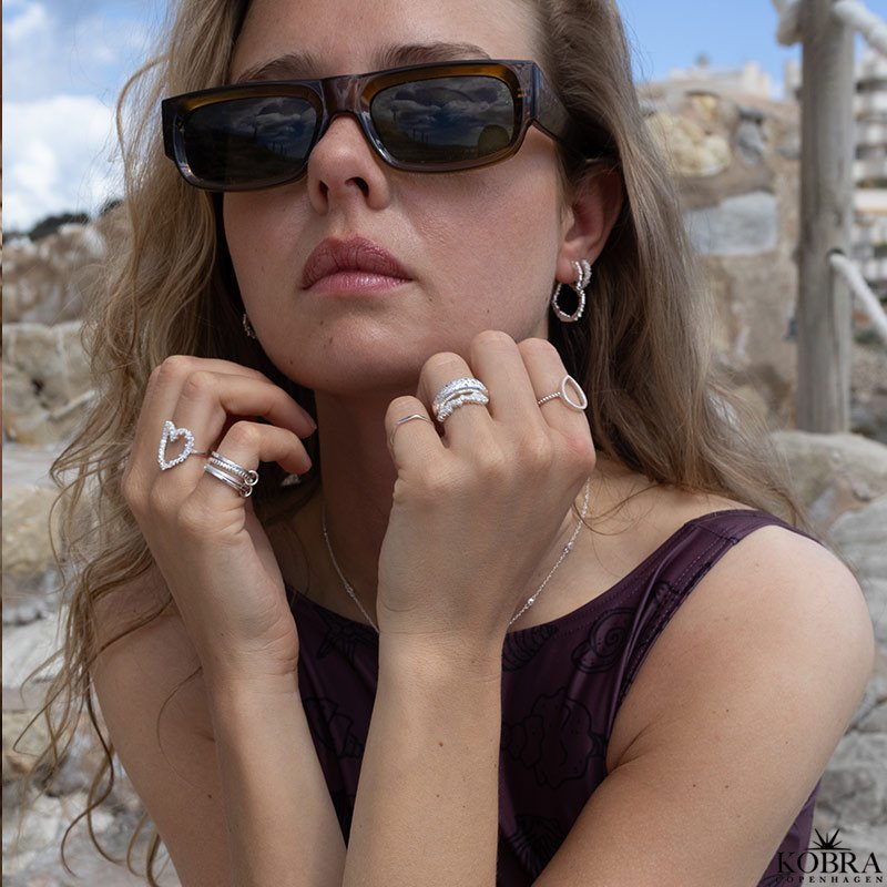 "Mikami" silver ring with white stones