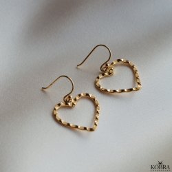 "Adore You" hjertereringe i guld med banket overflade