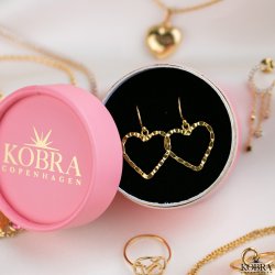 "Adore You" hjertereringe i guld med banket overflade