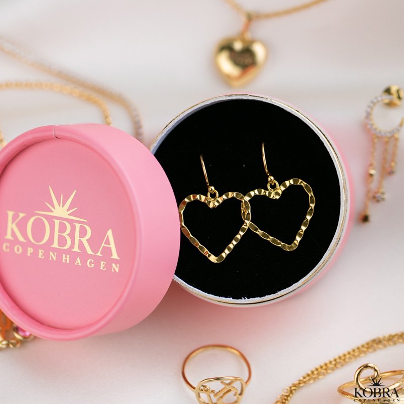 "Adore You" hjertereringe i guld med banket overflade