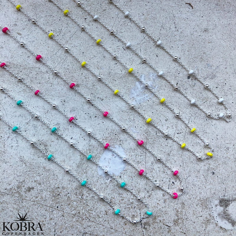 "Alba" slv halskde med farvet kugler i sterling slv