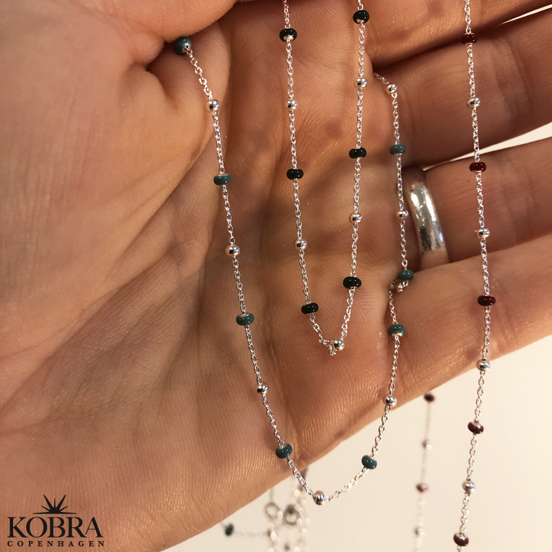 "Alba" slv halskde med farvet kugler i sterling slv