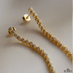 "Alicent" lange guld øreringe med små runde zirkonia sten