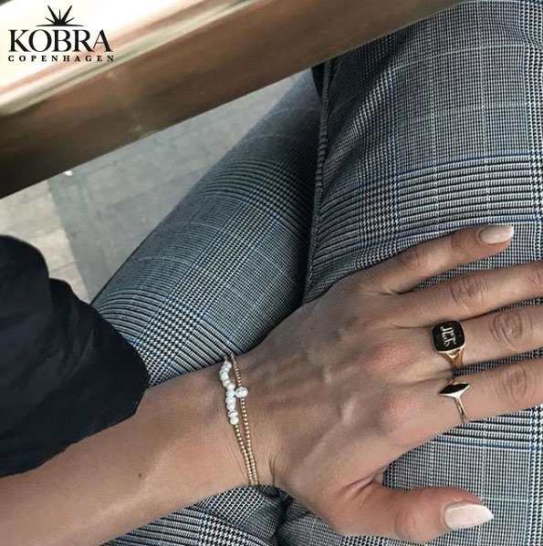 Guldarmbnd "Alma" med guldkugler og lille ferskvandsperle - one size